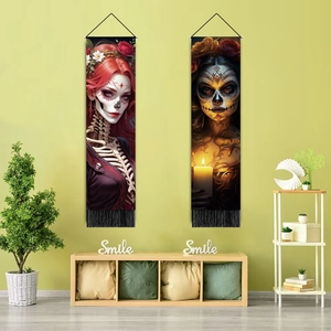 Tapestries verticales Jour des Morts avec art crâne, roses rouges et pompons noirs