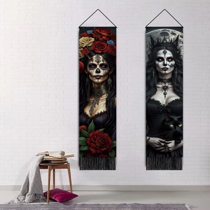 Tapestries mexicaines Jour des Morts avec pompons et art gothique féminin sur mur blanc
