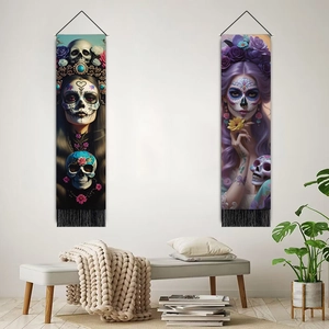 Deux tapisseries murales Jour des Morts avec pompons dans un salon au style minimaliste