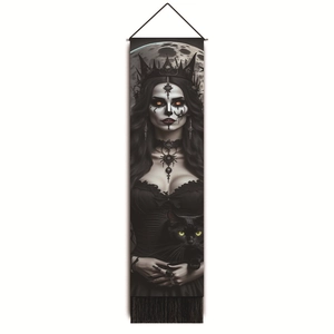Détail d'une tenture gothique Jour des Morts avec pompons noirs et motif de crâne couronné