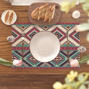 Boho-Tischset mit geometrischen Ethno-Mustern auf dunklem Holzesstisch platziert