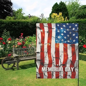 Memorial Day tuinvlag met Amerikaans vlagontwerp op zwarte metalen standaard in tuin