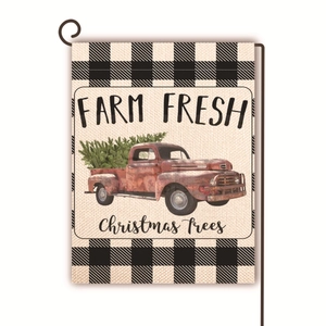 Détail d'un drapeau de jardin de Noël avec camion rouge et bordure à carreaux