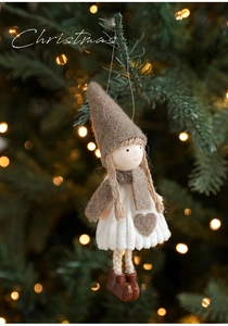 Detaillierte Plüsch-Weihnachtspuppe am Baum mit braunem Hut und warmem Herz-Kleid