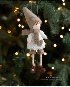 Detail eines Plüsch-Weihnachtselfen mit braunem Filzhut am Weihnachtsbaum