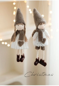 Detail von Plüsch-Weihnachtsfiguren mit grauen Hüten und Strickpullovern mit Herz-Motiv