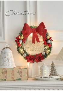 Détail d'une couronne de Noël 30cm avec nœud rouge, lumières LED et signe Merry Christmas