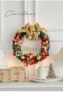 Détail d'une couronne de Noël de 30 cm avec nœud doré et guirlandes lumineuses LED