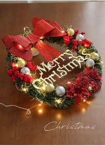 Détail d'une couronne de Noël de 30cm avec LED, nœuds rouges et lettrage doré Merry Christmas