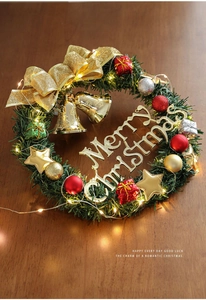 Détail d'une couronne de Noël 30cm avec lumières LED et signe doré Merry Christmas