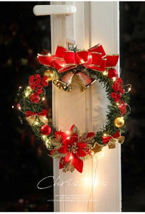 Détail d'une couronne de Noël 30cm avec LED, nœud rouge, cloches dorées et baies
