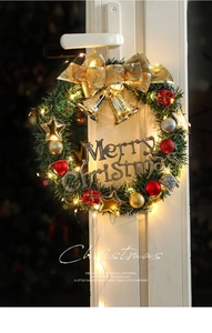 Détail d'une couronne de Noël de 30 cm avec cloches dorées, boules et guirlande LED