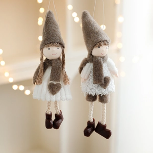 Zweiteiliges Set Weihnachts-Plüschfiguren mit grauen Zipfelmützen und Herz-Patch