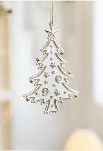 Dettaglio di un ornamento a forma di albero bianco con goffratura dorata per Natale