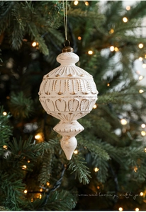 Eleganter elfenbeinfarbener Weihnachtsanhänger mit Goldakzenten und Prägemuster