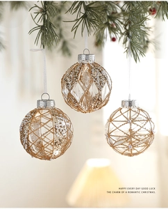 Detail of 8cm transparent Christmas ball with gold glitter patterns and white beads