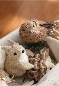 Detail von handgefertigten Stroh-Rentier und Vogel Ornamenten in einem Korb