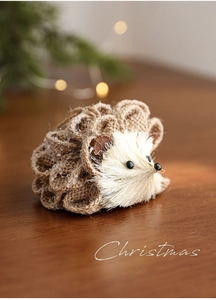 Detailansicht der handgemachten Igel-Deko aus Jute und Naturfasern für Weihnachten