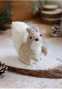 Detailaufnahme eines Eichhörnchen-Anhängers aus Sisalgeflecht mit weißem Kunstfell