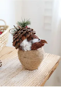 Dettaglio di un ornamento di scoiattolo fatto a mano con pigne naturali e corda di sisal