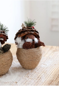 Dettaglio di riccio in sisal fatto a mano con pigne e bacche rosse per Natale