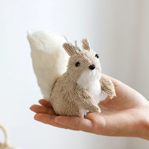 Handgefertigtes Stroh-Eichhörnchen mit flauschigem Schwanz für Weihnachtsbaumschmuck
