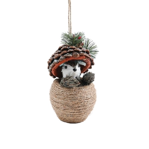Ornamento scoiattolo artigianale con cappello a pigna e base in sisal per Natale