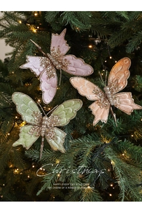 Detail von Samt-Schmetterlingsclips mit Goldglitzer und Perlen am Weihnachtsbaum
