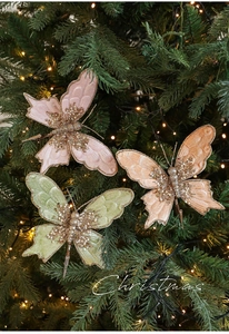 Detailansicht der glitzernden Samt-Schmetterlingsclips in Pastellrosa und Grün für den Tannenbaum