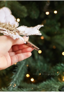 Detail von Weihnachts-Schmetterlingsclip aus weißem Stoff mit Goldglitzer und Perlen