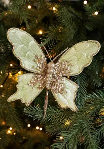 Detailansicht grüner Samtschmetterling mit goldenen Pailletten und Perlen am Weihnachtsbaum