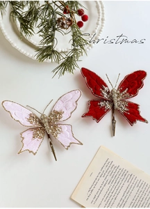 Details von roten und rosa Samt-Weihnachtsschmetterling-Clips mit Goldglitzer-Akzenten