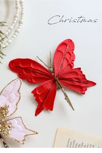 Detail eines roten Samtschmetterling-Clips mit Goldglitzer und silberner Metallklammer