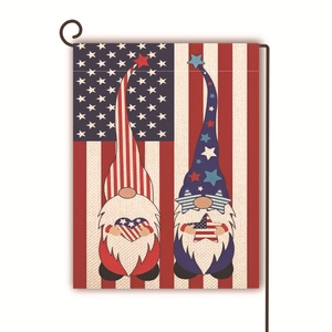 Detail van de dubbelzijdige patriotse gnome tuinvlag met sterren en strepen linnen textuur