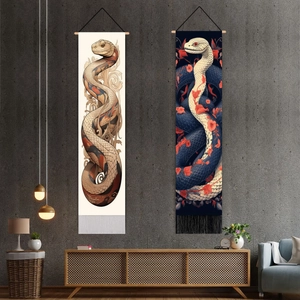Detalle de tapices decorativos de serpiente y flores con soportes de madera en pared gris