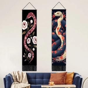 Tapiz de pared con motivos místicos de serpientes y flores, borlas y marco de madera