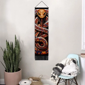 Tapiz bohemio con diseño colorido de serpiente y flores en un ambiente acogedor