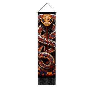 Detalle de tapiz de serpiente con escamas coloridas, barra de madera y flecos negros largos