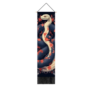 Detalle de tapiz con diseño de serpiente y flores, soporte de madera y borlas