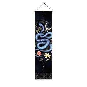 Detalle de tapiz decorativo de serpiente y flores con vara de madera y flecos negros