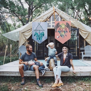 Bannières attrape-rêves bohème pour déco glamping avec plumes et motifs géométriques