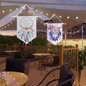 Drapeaux suspendus attrape-rêves bohème avec tiges en bois sur une terrasse cosy