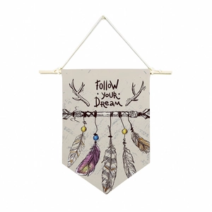 Détail de l'imprimé 'FOLLOW YOUR DREAM' sur toile avec plumes et flèches bohèmes