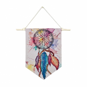 Détail d'une tapisserie murale attrape-rêves avec plumes aquarelles et support en bois
