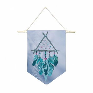 Détail du drapeau bohème attrape-rêves avec plumes sur un mât en bois