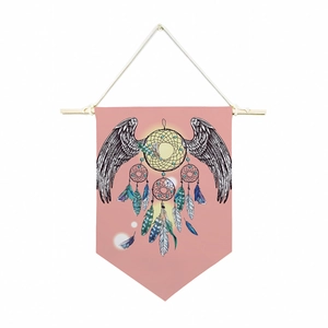 Détail de la bannière murale rose avec motif attrape-rêves et plume sur lin texturé