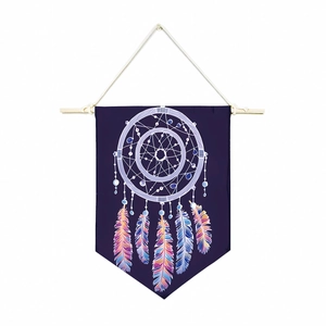 Détail du drapeau suspendu attrape-rêves bohème avec tissu violet et plumes colorées