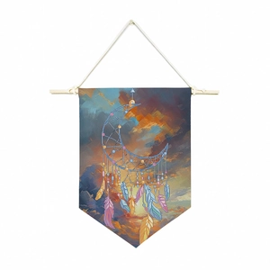 Détail du drapeau bohème attrape-rêves avec plumes colorées et art du croissant de lune