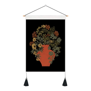 Tapiz de pared bohemio con flores en un jarrón rojo sobre un fondo de tela negra