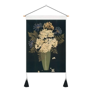 Detalle de tapiz floral bohemio con hortensias blancas y elegantes borlas negras